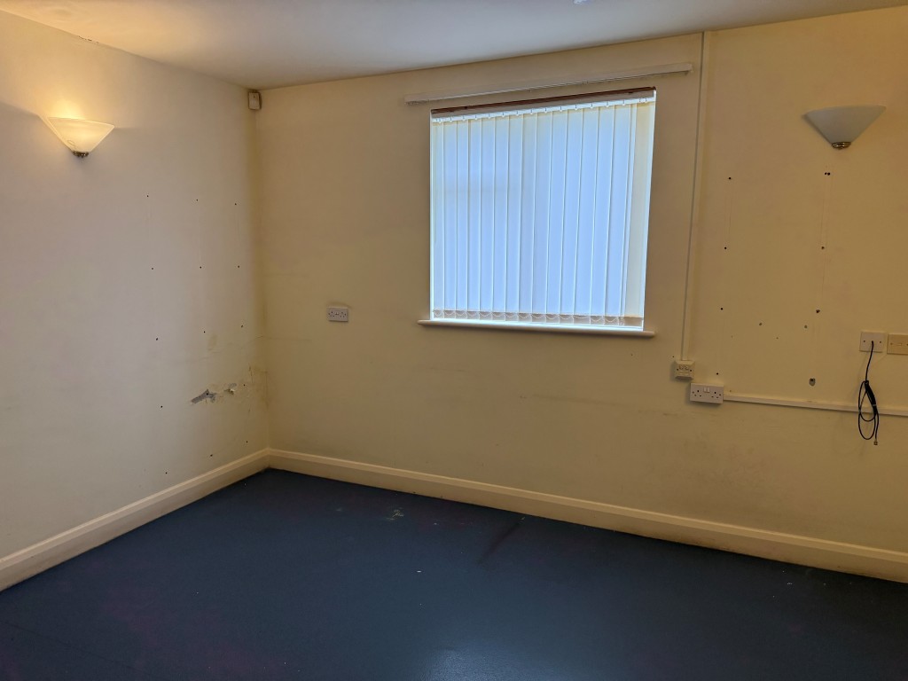 Lot: 36 - FORMER DOCTORS SURGERY WITH POTENTIAL FOR RESIDENTIAL CONVERSION - FF rear consulting room 2